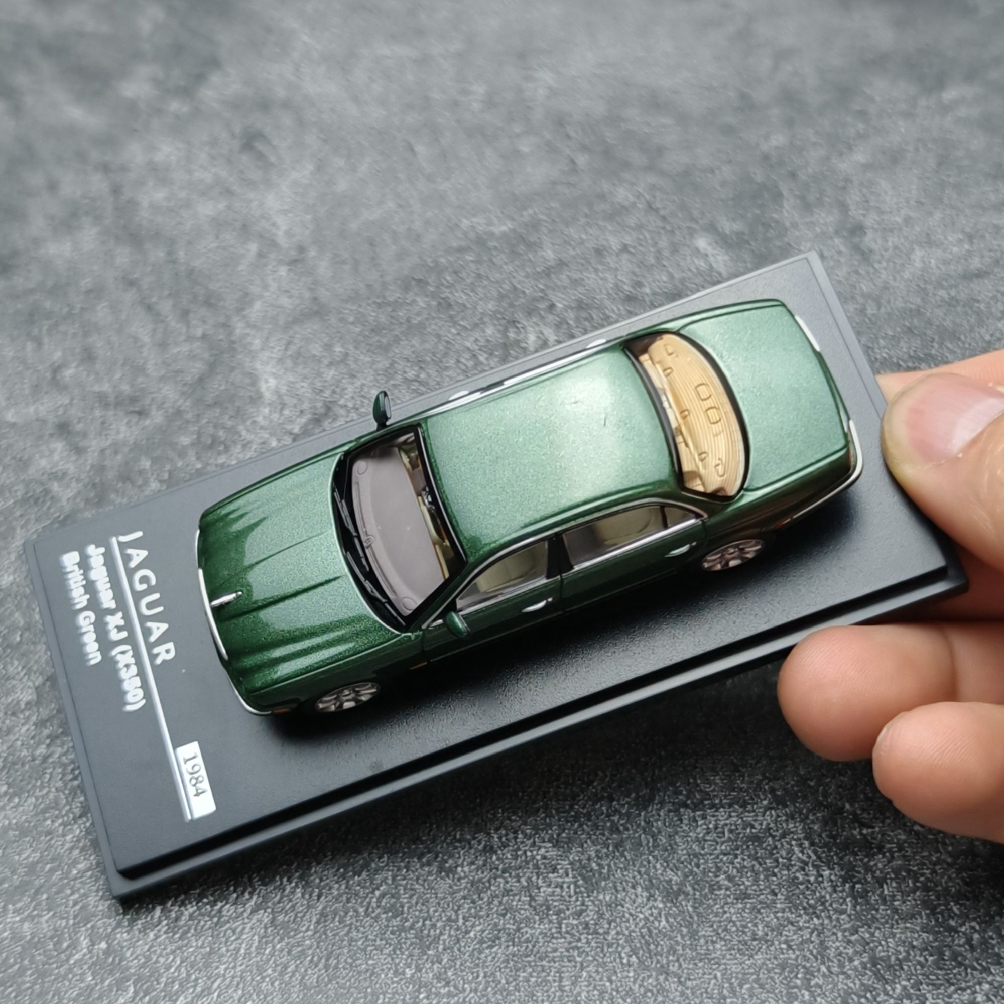 AR BOX Diecast 1:64 Scale XJ6  - Battery Case Storage recension och pris