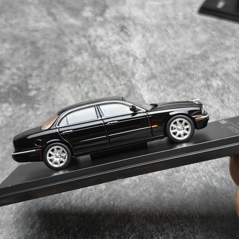 AR BOX Diecast 1:64 Scale XJ6  - Battery Case Storage recension och pris